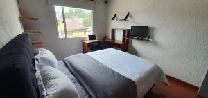 Portal Norte 170 ACOGEDORAS HABITACIONES CON TODOS LOS SERVICIOS客房内的一张或多张床位