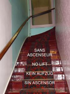 巴黎贝洁酒店的建筑物一侧有标志的楼梯