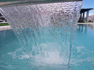 下布雷尼亚Casa Nine con piscina的水池中的喷泉