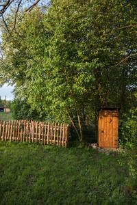 Dolní ŘasniceStan u.nás的围栏旁的一块木棚