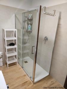 阿尔巴迪卡纳泽伊Pordoi H10的浴室里设有玻璃门淋浴