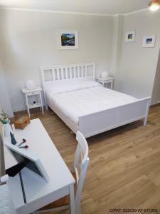 阿尔巴迪卡纳泽伊Pordoi H10的白色卧室配有白色的床和书桌