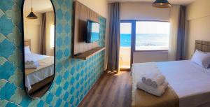 The Kirte Hotel V Beach的酒店客房设有一张床,享有海景。