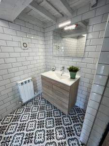 卢戈HOSTEL PORTON的一间带水槽和镜子的浴室