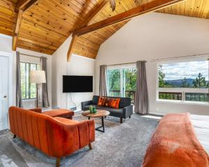Eagle View Mountain Retreat with stunning views, hot tub, decks, 1 acre的休息区