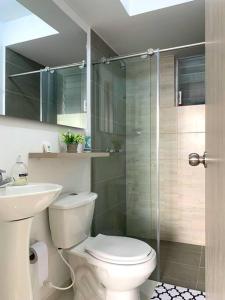 佩雷拉Espectacular apartamento completo en Pereira的一间带卫生间和玻璃淋浴间的浴室