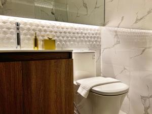那牙The Litton Hotel by Carterson的白色的浴室设有卫生间和水槽。