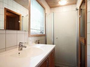 维斯特索马肯Holiday home Aakirkeby XXXI的一间带水槽、镜子和淋浴的浴室