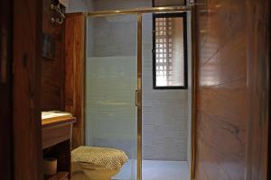 美岸威尼托德维甘酒店的带淋浴和卫生间的浴室