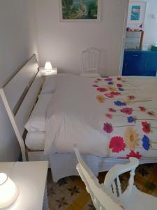 MontaleTrilocale in dimora tipica的卧室配有一张床和一张桌子及椅子