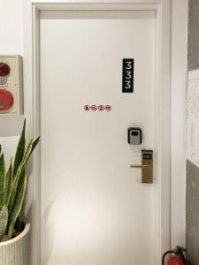 河内Keypad - Saki Hotel - 28 Dịch Vọng Hậu, Cầu Giấy的车上挂有自行车标志的门