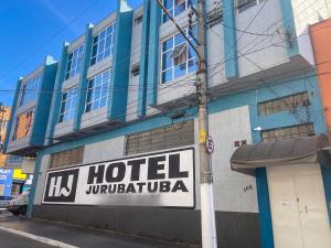 圣贝尔纳多-杜坎普Hotel Jurubatuba的建筑的一侧有酒店标志