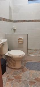 伊基托斯B. J. & M SERVICE的一间带卫生间和水槽的浴室