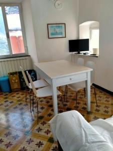MontaleTrilocale in dimora tipica的客房内的白色桌椅