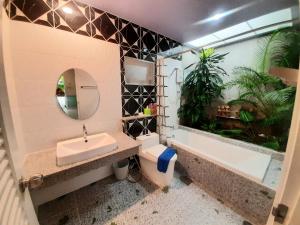 华欣Fancy Carp Resort Hua-Hin的浴室配有盥洗盆、卫生间和浴缸。