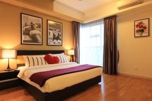 吉隆坡Suasana Bukit Ceylon Residence的一间卧室设有一张大床和一个窗户。