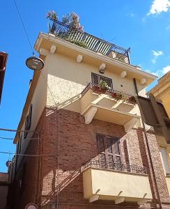 奥尔贝泰洛da nico的一面是一栋砖砌建筑,旁边设有阳台
