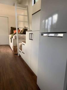 Gorgeous 2 bedroom tiny house plus luxury Glamping客房内的一张或多张双层床