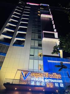 马德望V V Hotel Battambang的前面有标志的高楼