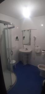 里瓦德塞利亚Hotel Rural La Curva Ribadesella的浴室配有盥洗盆、镜子和浴缸