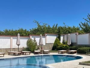 索佐波尔Villa Mia的一个带遮阳伞和桌椅的游泳池