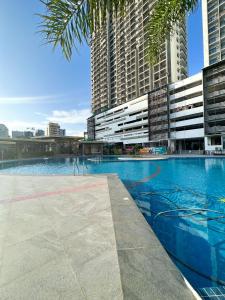 宿务Grand Residences Cebu ETB - Near IT Park and Ayala Cebu的一座游泳池,位于一些高楼前