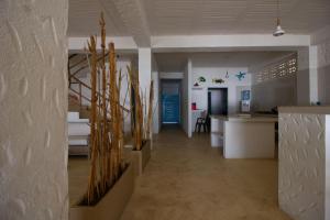 RincónCabaña CasaMare的走廊上设有楼梯和厨房的房间