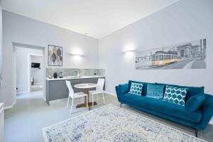 米兰Porta 92 Romana的客厅配有蓝色的沙发和桌子