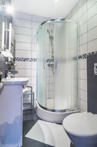 卡齐米日-多尔尼Willa 4 Pory Roku的带淋浴、卫生间和盥洗盆的浴室