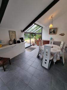 塞科斯Chambre Matisse - Closeries du Golfe的厨房以及带桌椅的用餐室。