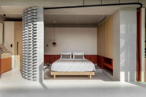 雅典The Newel Psychiko的一间卧室设有一张床和砖墙