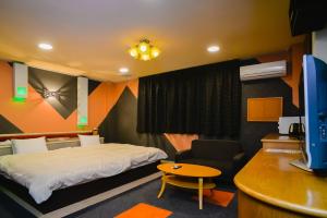 下吕市下呂スプリングスホテル的配有一张床和一张书桌的酒店客房
