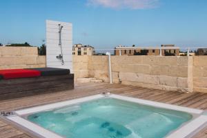 莱切苏伊特提豪华客房旅馆的建筑物屋顶上的热水浴池