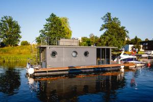 伊拉华Houseboat的船屋停靠在水面上