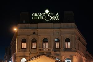 尼特拉Grand Hotel Sole的上面有标志的建筑
