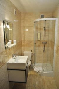 什奇特诺Hotel Krystyna的带淋浴、盥洗盆和卫生间的浴室