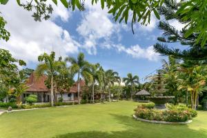 乌鲁瓦图巴厘岛山谷S度假酒店的棕榈树屋前的花园