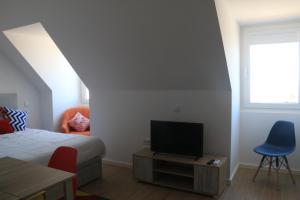 阿威罗Maraveiro House的一间卧室配有一张床和一台平面电视