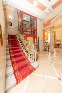 韦尔巴尼亚帕兰扎酒店的一座铺有红地毯的建筑中的楼梯