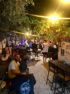 安塔利亚Kuyu Beergarden Hostel的一群人晚上坐在酒吧里