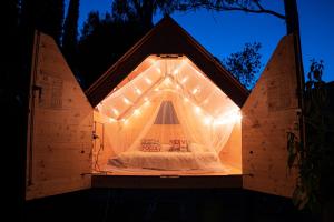 拉科纳Casa Dei Prati Camping Village的一张位于带两个冲浪板的房间的床铺