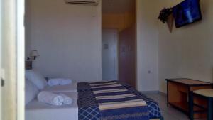 斯卡拉Porto Skala Hotel Village的酒店客房配有一张床铺和一张桌子。