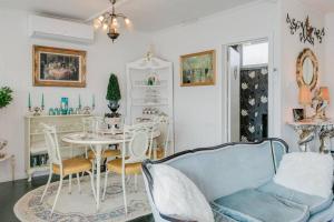 Goolwa South'Ooh La La' is a quirky French inspired apartment的相册照片