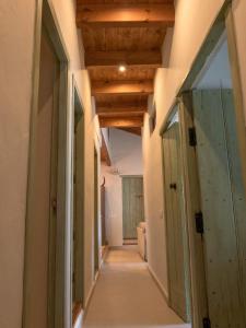 丰特埃里多斯Alojamientos Biarritz La Piedra的小屋的走廊设有木制天花板