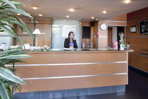 里尔欧洲里尔酒店的站在沙龙柜台的女人