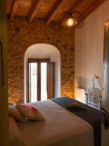 丰特埃里多斯Alojamientos Biarritz La Piedra的卧室配有一张石墙内的大床