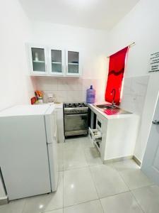 喀巴里特Elena Apartment 2的白色的厨房设有水槽和炉灶。