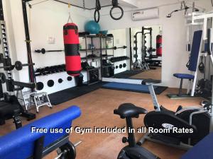 莫阿尔博阿莫阿尔博阿度假村的健身房,带拳击袋和一些重量