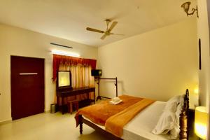 提喀迪格林景观酒店的一间卧室配有一张床和一台电视
