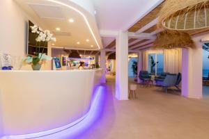 米乔尔海滩梅斯酒店的度假村的大堂,设有紫色灯光酒吧